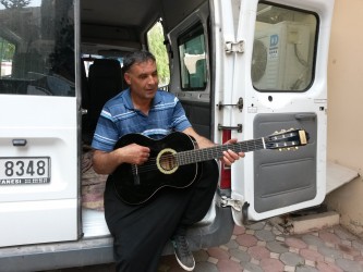 Gitarda Çalıyor...